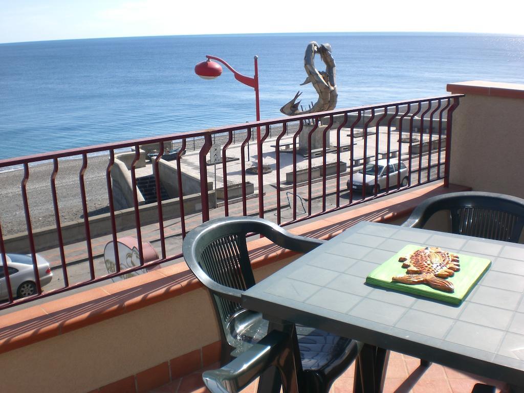 B&B La Sirena Санта Тереза ди Рива Екстериор снимка
