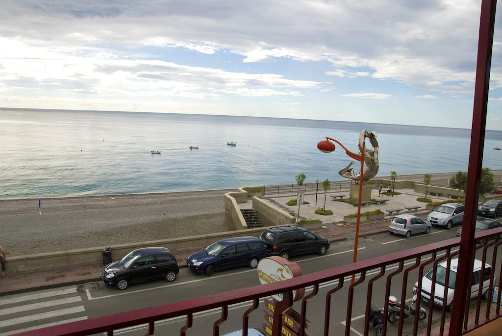 B&B La Sirena Санта Тереза ди Рива Екстериор снимка